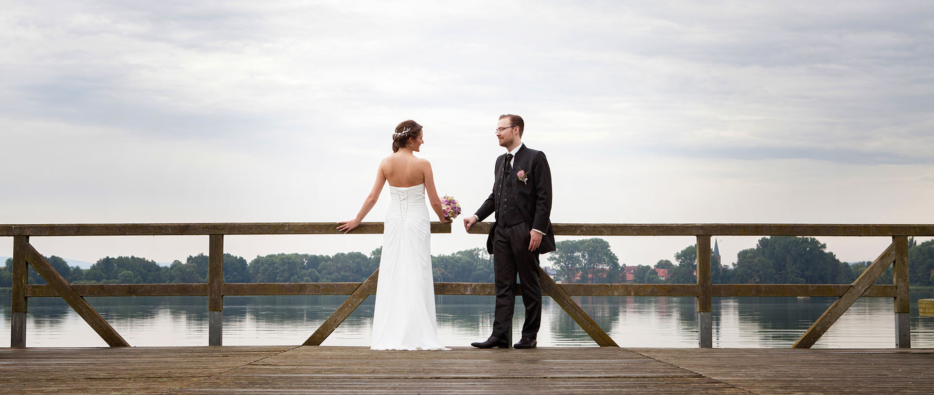 Hochzeitsfotos am Seeburger See – Romantik mit Blick auf den Graf Isang