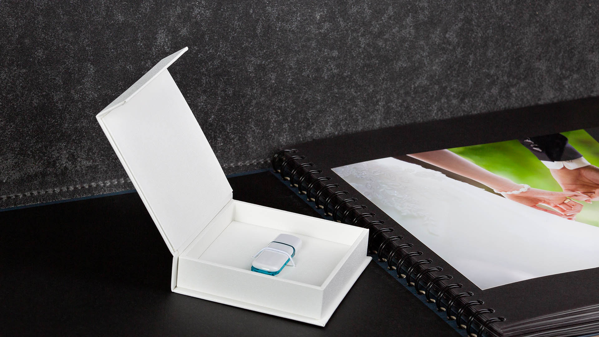 Hochzeitsfotos auf USB-Stick in exklusiver Box